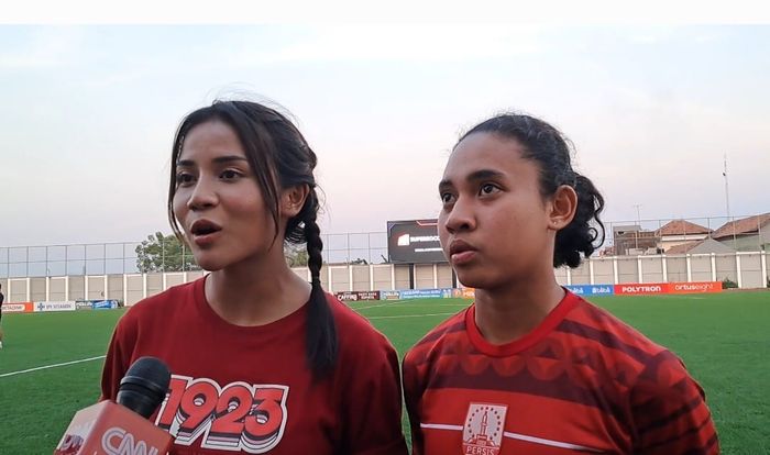 Pemain sepak bola Persis Solo Wanita, Shafira Ika Putri dan Nastasia Suci saat memberi keterangan kepada awak media seusai menjalani laga ekshibisi melawan Persib.
