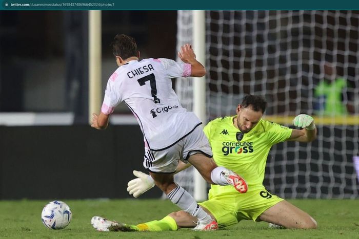 Aksi pemain Juventus, Federico Chiesa, melewati kiper Empoli, Berits Berisha, yang membuahkan gol solo cantik dan membawa I Bianconeri menang 2-0.