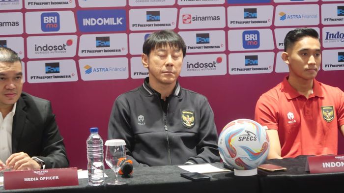 Pelatih Timnas U-23 Indonesia, Shin Tae-yong dan Kapten Timnas U-23 Indonesia, Rizky Ridho pada konferensi pers jelang Kualifikasi Piala Asia U-23 2024 di Swiss-Bellhotel, Solo, Selasa (5/9/2023).