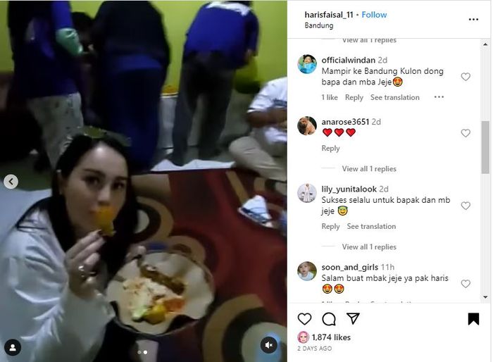 Penampilan Jennifer Dunn saat makan ikan asin dan jengkol di rumah warga