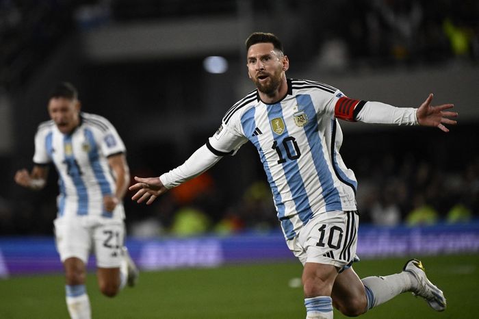Lionel Messi merayakan gol untuk timnas Argentina ke gawang timnas Ekuador dalam Kualifikasi Piala Dunia 2026 zona CONMEBOL di Stadion El Monumental, Kamis (7/9/2023) waktu setempat.