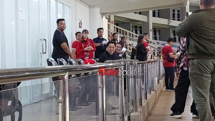 Ketua Umum PSSI, Erick Thohir (kiri) dan Anggota Komite Eksekutif PSSI, Arya Sinulingga (kanan), tampak hadir menonton laga Kualifikask Piala Asia U-23 2024 antara timnas U-23 Indonesia vs timnas U-23 China Taipei (Taiwan) di Stadion Manahan, Solo, Jawa Tengah, Sabtu (9/9/2023).
