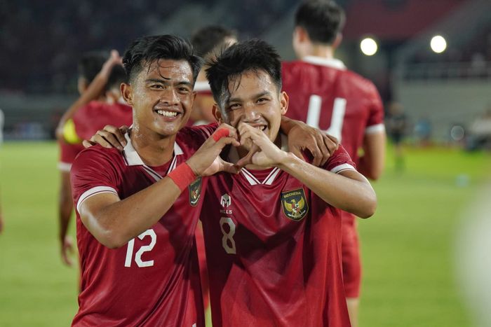 Selebrasi pesepak bola Timnas Indonesia, Witan Sulaeman memeluk Pratama Arhan setelah mencetak gol ke gawang China Taipei dalam ajang kualifikasi Piala Asia U23 2024 di Stadion Manahan, Solo, Sabtu (9/9/2023).