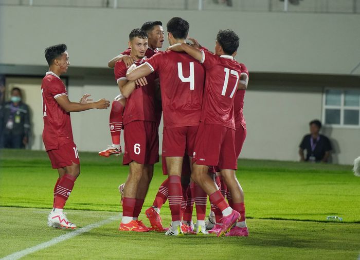 Pesepak bola Timnas Indonesia merayakan gol Marselino Ferdinan dalam ajang kualifikasi Piala Asia U-23 2024 di Stadion Manahan, Solo, Sabtu (9/9/2023) malam. 
