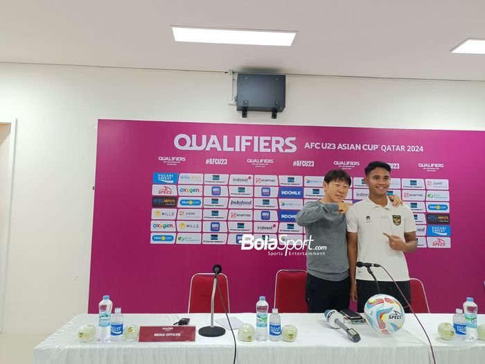 Pelatih timnas U-23 Indonesia, Shin Tae-yong dan Marselino Ferdinan saat konferensi pers pasca-laga lawan Taiwan di Stadion Manahan, Solo, Sabtu (9/9/2023).