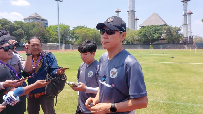 Pelatih timnas U-23 Indonesia, Shin Tae-yong, saat memberikan keterangan kepada media di Stadion Sriwedari, Solo, Minggu (10/9/2023).