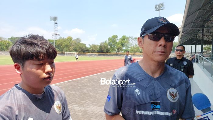 Pelatih timnas Indonesia, Shin Tae-yong saat memimpin latihan timnas U-23 Indonesia di Stadion Sriwedari, Solo, pada Minggu (10/9/2023).
