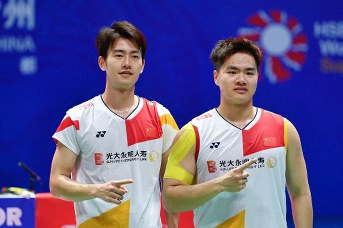 Pasangan ganda putra China, Liang Wei Keng/Wang Chang, pada babak final China Open 2023 di Olympic Sports Center Gymnasium, Minggu (10/9/2023).