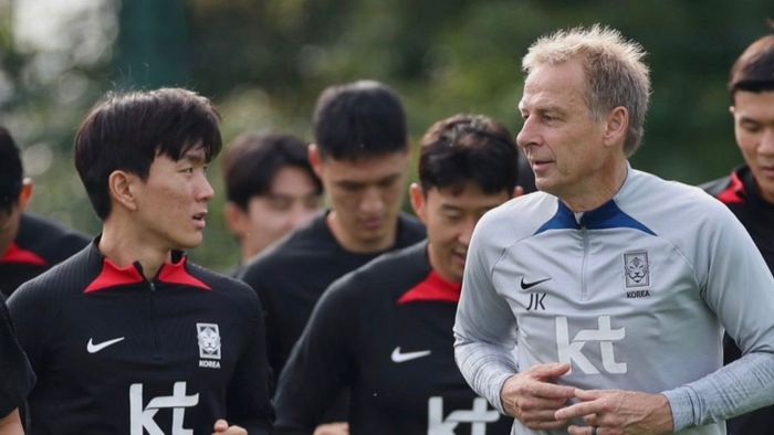 Pelatih Timnas Korea Selatan, Juergen Klinsmann (kanan).