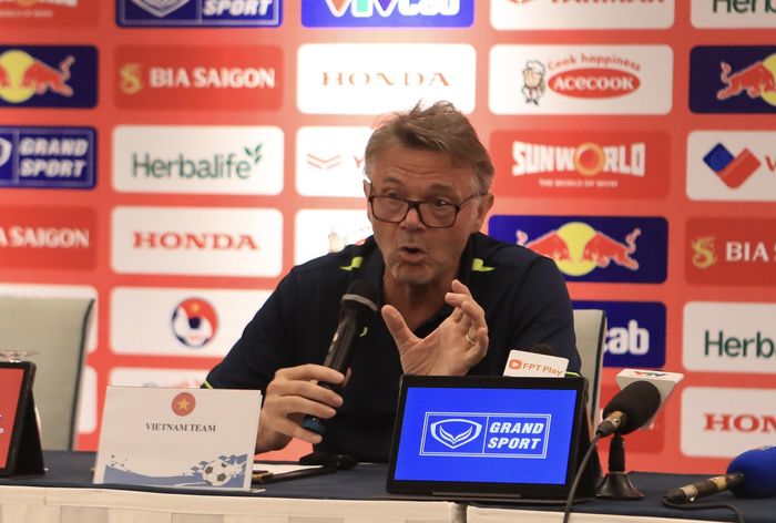 Pelatih Timnas Vietnam, Philippe Troussier, menjelaskan perbedaan Golden Star Warriors dibanding tim-tim papan atas dunia.