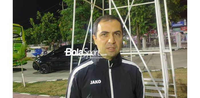 Pelatih Turkmenistan, Ahmet Agamyradov memimpin sesi latihan timnya jelang lawan timnas U-23 Indonesia di Kualifikasi Piala Asia U-23 2024 di Lapangan Banyuanyar, Solo, Senin (11/9/2023).