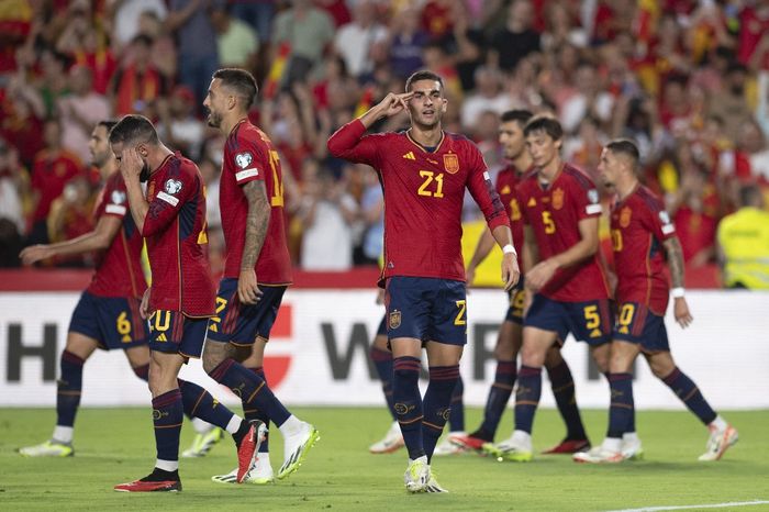 Ferran Torres merayakan golnya untuk timnas Spanyol ke gawang Siprus pada duel Kualifiasi Euro 2024 di Estadio de Los Carmenes, Granada (12/9/2023).