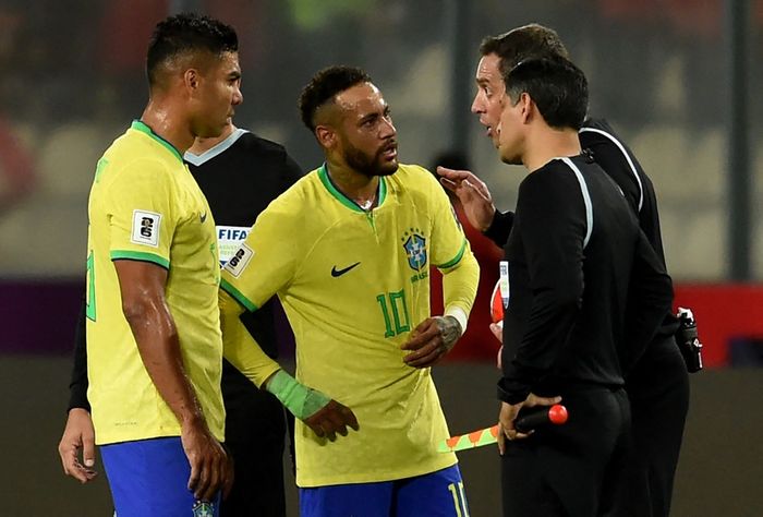 Dua pemain tim nasional Brasil, Casemiro dan Neymar, berdebat dengan wasit pada laga Kualifikasi Piala Dunia 2026 melawan timnas Peru  di Stadion Nasional Lima, Rabu (13/9/2023).