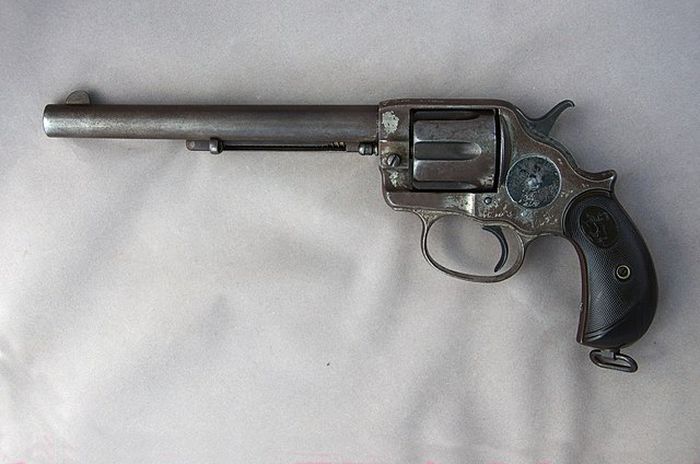 .45 Colt merupakan senjata api genggam pertama yang berukuran kecil. Senjata ini menjadi cikal bakal pistol hari ini, yang muat membawa lebih dari satu peluru.