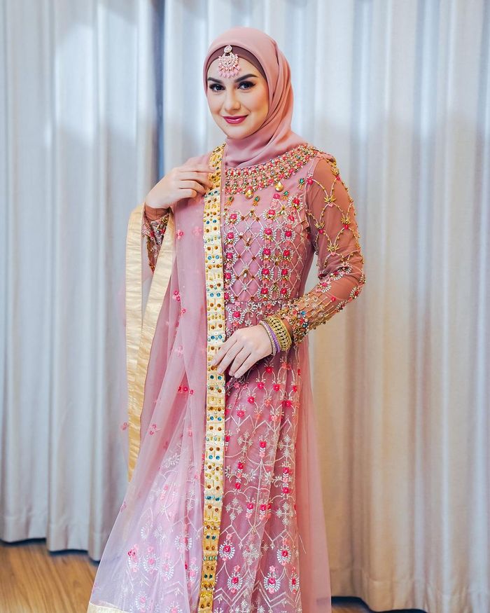 Irish Bella bergaya ala gadis India