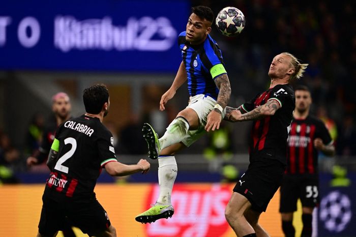 Lautaro Martinez menanduk bola di antara kawalan Simon Kjaer dan Davide Calabria pada duel Inter Milan vs AC Milan di San Siro (10/5/2023). Hajatan Derby della Madonnina kembali dipentaskan pada giornata 4 Liga Italia 2023-2024 (16/9/2023).