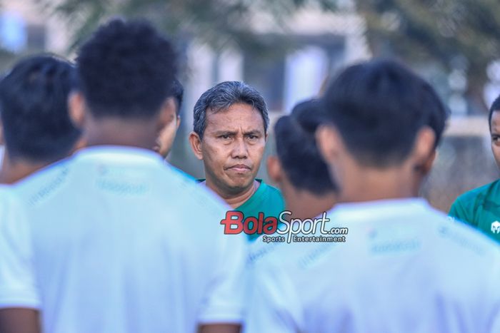 Pelatih timnas U-17 Indonesia, Bima Sakti, sedang memberikan intruksi kepada para pemainnya saat berlatih di Lapangan A, Senayan, Jakarta, Sabtu (16/9/2023) pagi.