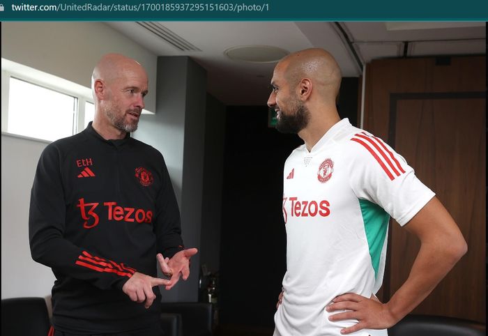 Momen Erik ten Hag dan Sofyan Amrabat berdiskusi di ruang pengenalan pemain Manchester United.