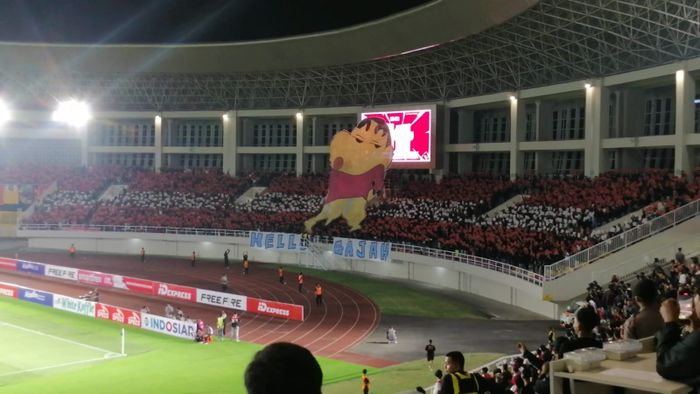 Koreo suporter Persis Solo di tribun selatan Stadion Manahan, Solo pada laga bertajuk Derbi Jawa Tengah lawan PSIS Semarang pada Sabtu (16/9/2023) malam WIB