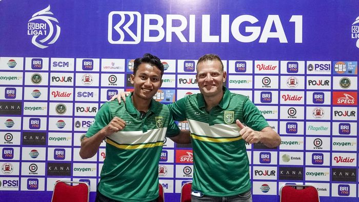 Pelatih Persebaya Surabaya, Josep Gombau pada sesi konferensi pers jelang lawan Madura United