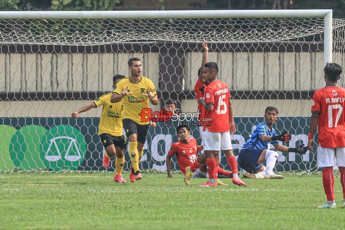 Fatjon Celani sedang melakukan selebrasi seusai mencetak gol dalam laga Liga 2 2023-2024 antara Maluku United versus Perserang Serang di Stadion PTIK, Blok M, Jakarta, Senin (18/9/2023).