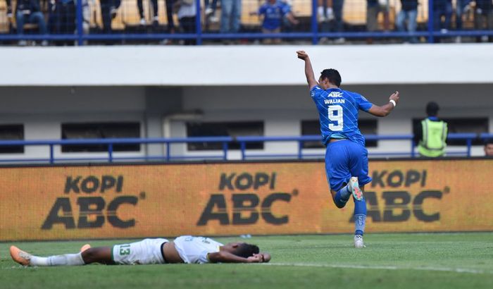 Penyerang Persib Bandung, Ezra Walian, melakukan selebrasi setelah mencetak gol ke gawang Persikabo 1973, Sabtu (16/9/2023).