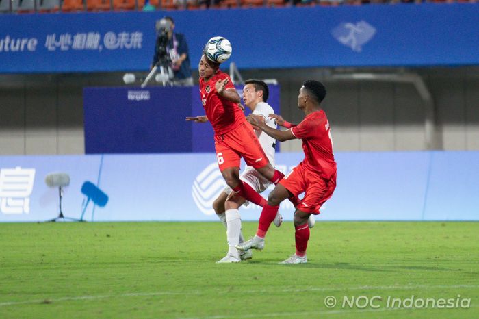 Pemain timnas U-24 Indonesia, Haykal Alhafiz saat menghadapi Kirgistan dalam laga perdana grup F Asian Games 2022, di Zhejiang Normal University East Stadium, Jinhua, China pada Selasa (19/9/2023).