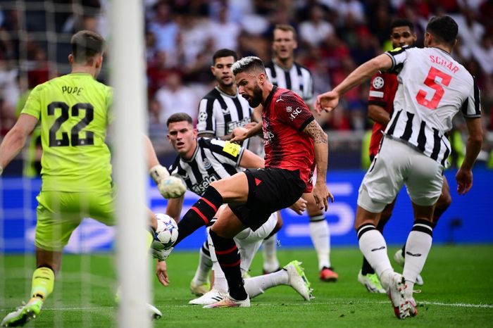 Aksi penyerang AC Milan, Olivier Giroud, dalam laga melawan Newcastle United dalam babak penyisihan grup Liga Champions 2023-2024 di Stadion San Siro, Selasa (19/9/2023).