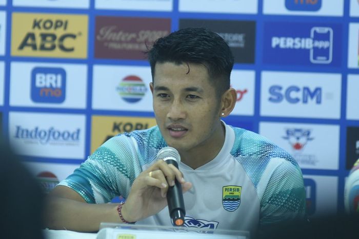 I Putu Gede Juni Antara pemain lini belakang Persib Bandung.