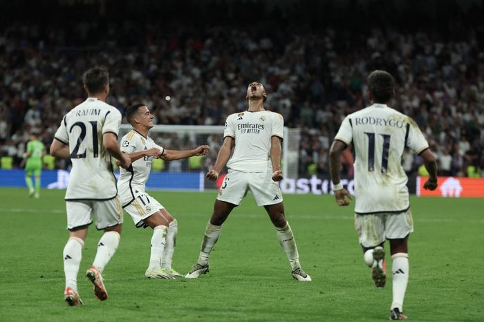Jude Bellingham (tengah) merayakan gol yang menangkan Real Madrid atas Union Berlin pada duel Liga Champions di Santiago Bernabeu (20/9/2023).