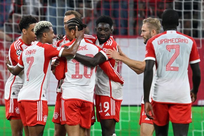 Bayern Munich's German midfielder #10 Leroy Sane celebrates scoring the opening goal with his teammates during the UEFA Champions League Group A football match FC Bayern Munich v Manchester United in Munich, southern Germany on September 20, 2023. (Photo by CHRISTOF STACHE / AFP)