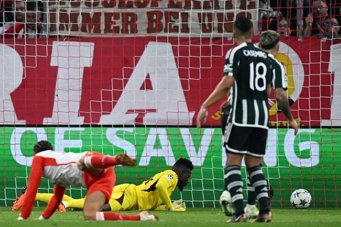 Winger Bayern Muenchen, Leroy Sane, mencetak gol ke gawang Manchester United dalam babak penyisihan grup Liga Champions 2023-2024 di Stadion Allianz Arena, Rabu (20/9/2023).