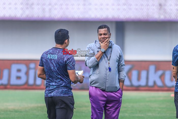 Pelatih Persita Tangerang, Divaldo Alves (kanan), sedang berkomunikasi dengan salah satu asistennya di Stadion Indomilk Arena, Tangerang, Banten, Kamis (21/9/2023).