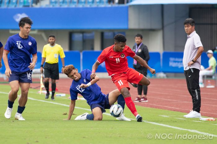 Striker timnas U-24 Indonesia, Ramai Rumakiek, saat menghadapi pemain Taiwan