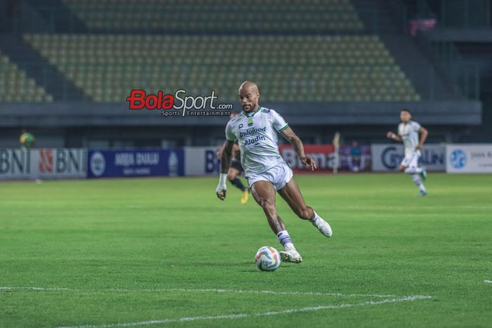 David Da Silva sedang menguasai bola dalam laga pekan ke-13 Liga 1 2023 antara Bhayangkara FC versus Persib Bandung di Stadion Patriot Candrabhaga, Bekasi, Jawa Barat, Sabtu (23/9/2023).