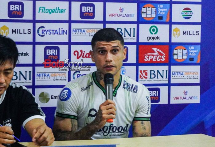 Pemain Persib Bandung, Ciro Alves, sedang memberikan keterangan kepada awak media di Stadion Patriot Candrabhaga, Bekasi, Jawa Barat, Sabtu (23/9/2023).