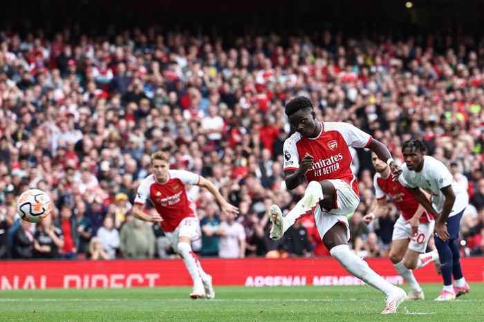 Winger Arsenal, Bukayo Saka, mencetak gol ke gawang Tottenham Hotspur lewat titik putih pada matchweek 6 Liga Inggris 2023-2024 di Stadion Emirates, Minggu (24/9/2023).