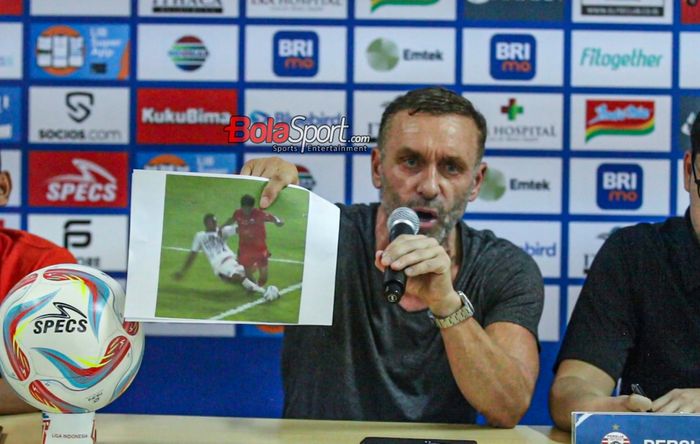 Pelatih Persija Jakarta, Thomas Doll, sempat menunjukkan foto timnya dicurangi wasit karena tak dapat penalti saat melawan Bali United dalam laga pekan ke-13 Liga 1 2023 di Stadion Patriot Candrabhaga, Bekasi, Jawa Barat, Minggu (24/9/2023).