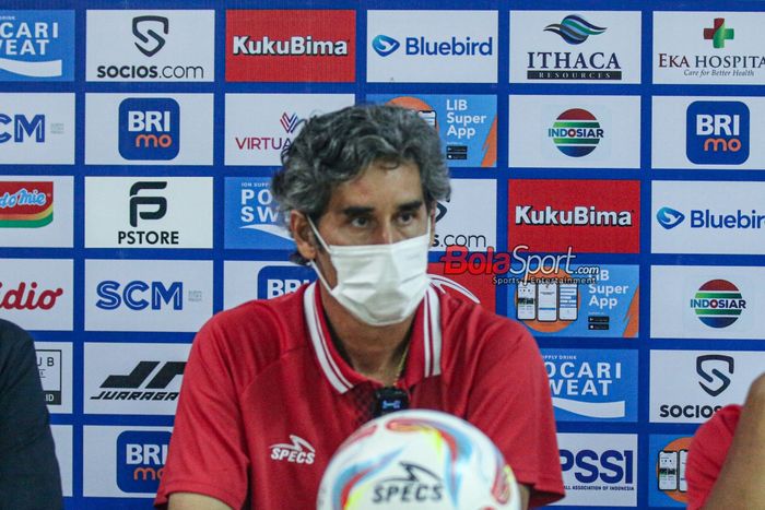 Pelatih Bali United, Stefano Cugurra alias Teco, sedang memberikan keterangan kepada awak media di Stadion Patriot Candrabhaga, Bekasi, Jawa Barat, Minggu (24/9/2023).