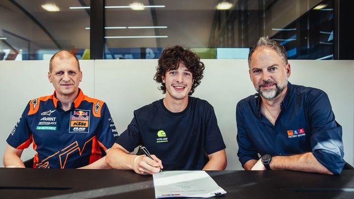Pembalap Akademi VR46, Celestino Vietti (tengah), resmi bergabung dengan Red Bull KTM Ajo untuk Moto2 musim 2024.