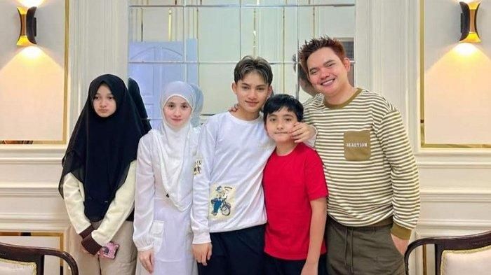 Momen kebersamaan Dodhy Kangen Band bersama keluarga.