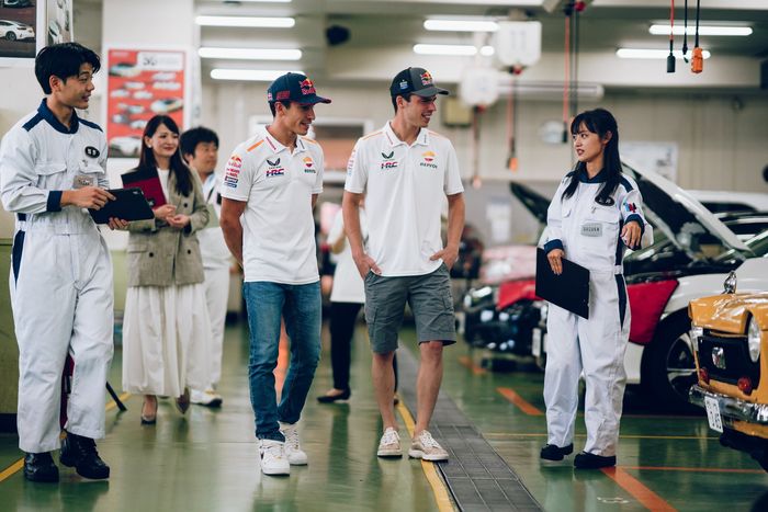 Pembalap Repsol Honda, Marc Marquez dan Joan Mir, berkunjung ke Honda Technical College di Kanto, Jepang, pada Rabu (27/9/2023). 