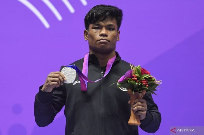 Atlet wushu Indonesia, Samuel Marbun, meraih medali perak pada kategori sanda 65kg putra