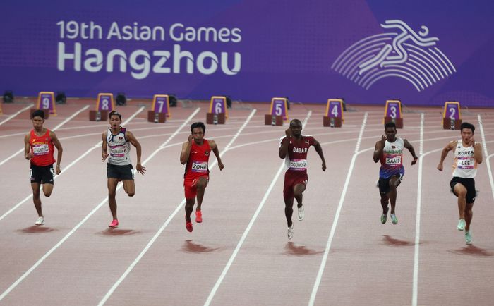Pelari Indonesia, Lalu Muhammad Zohri (ketiga dari kiri) melesat memimpin kualifikasi heat ke-5 nomor 100 meter putra Asian Games Hangzhou 2022 di Hangzhou Olympic Sports Centre Stadium, China, Jumat (29/9/2023). Zohri mencatatkan waktu 10.22 detik.