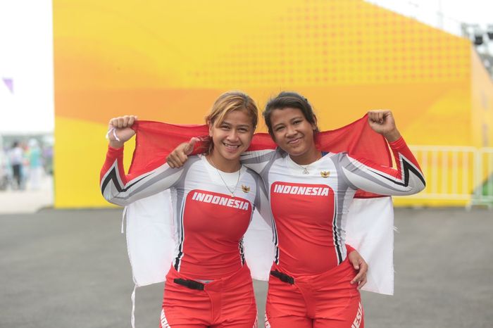 Atlet balap BMX Indonesia, Jasmine Azzahra Setyobudi dan Amellya Nur Sifa, merayakan raihan medali dari Asian Games 2022. Amellya merebut emas sedangkan Jasmine mendapat perunggu.