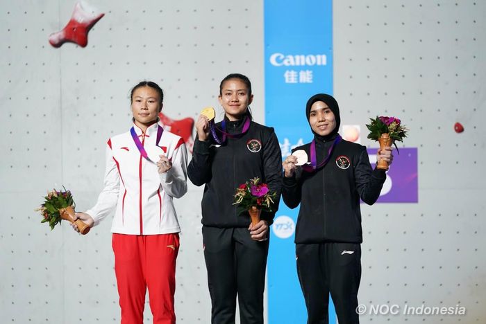 Indonesia memenangi dua medali pada perlombaan panjat tebing nomor speed putri Asian Games 2022 di Shaoxing, China, 3 Oktober 2023.  Atlet panjang tebing Indonesia, Desak Made Rita Kusuma Dewi (tengah) merebut emas sedangkan Rajiah Salsabillah (kanan) merebut perunggu. 
