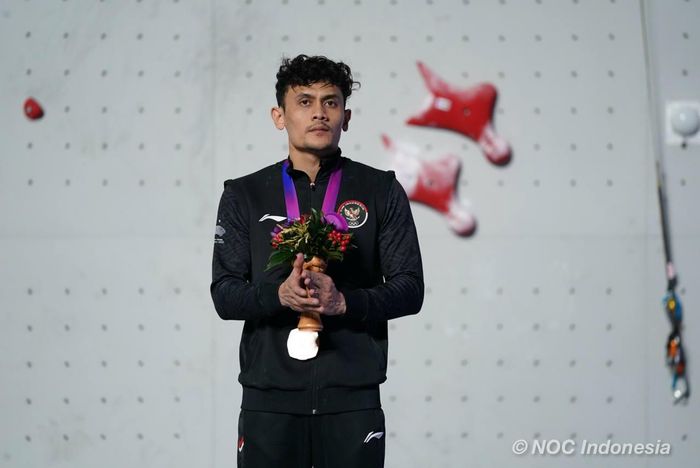 Atlet panjang tebing Indonesia, Veddriq Leonardo, merebut medali perunggu dari nomor speed putra Asian Games 2022 dalam perlombaan yang digelar di Shaoxing, China, 3 Oktober 2023. 