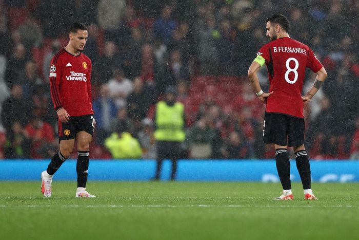 Reaksi Bruno Fernandes dan Antony saat Manchester United dikalahkan Galatasaray pada duel Liga Champions di Old Trafford (3/10/2023). 