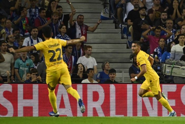 Selebrasi Ferran Torres usai menjebol gawang Porto dalam fase grup Liga Champions 2023-2024.