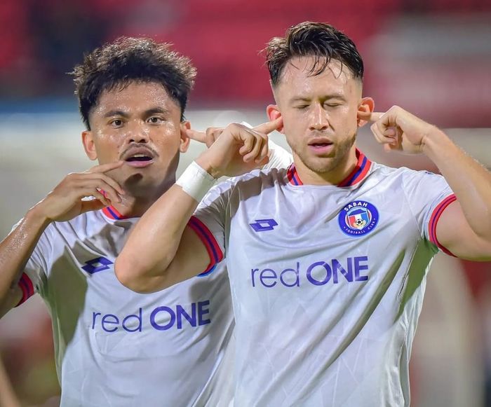 Pemain Sabah FC, Darren Lok, bersama Saddil Ramdani